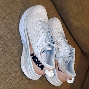 Hoka One One Arahi 4